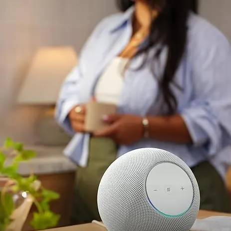 Altavoz Echo colocado sobre una mesa como ejemplo de compra doméstica pensada para uso diario en casa