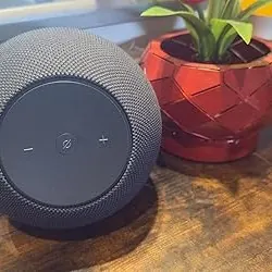 Altavoz Echo de mayor presencia colocado sobre un mueble de madera como referencia para salón y música