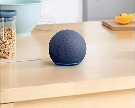Altavoz inteligente Echo en color antracita sobre una encimera clara