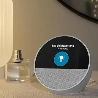 Dispositivo Echo colocado en una mesita como ejemplo de compra practica para dormitorio o uso diario