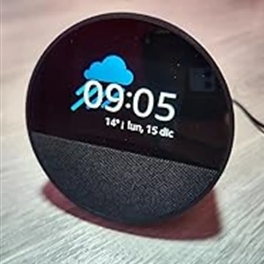 Echo Spot sobre una mesa de madera con la hora visible en pantalla