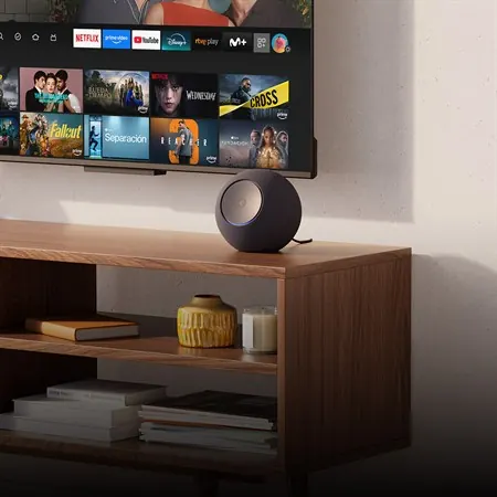 Echo Studio como altavoz Alexa de tamaño mayor para salón y música