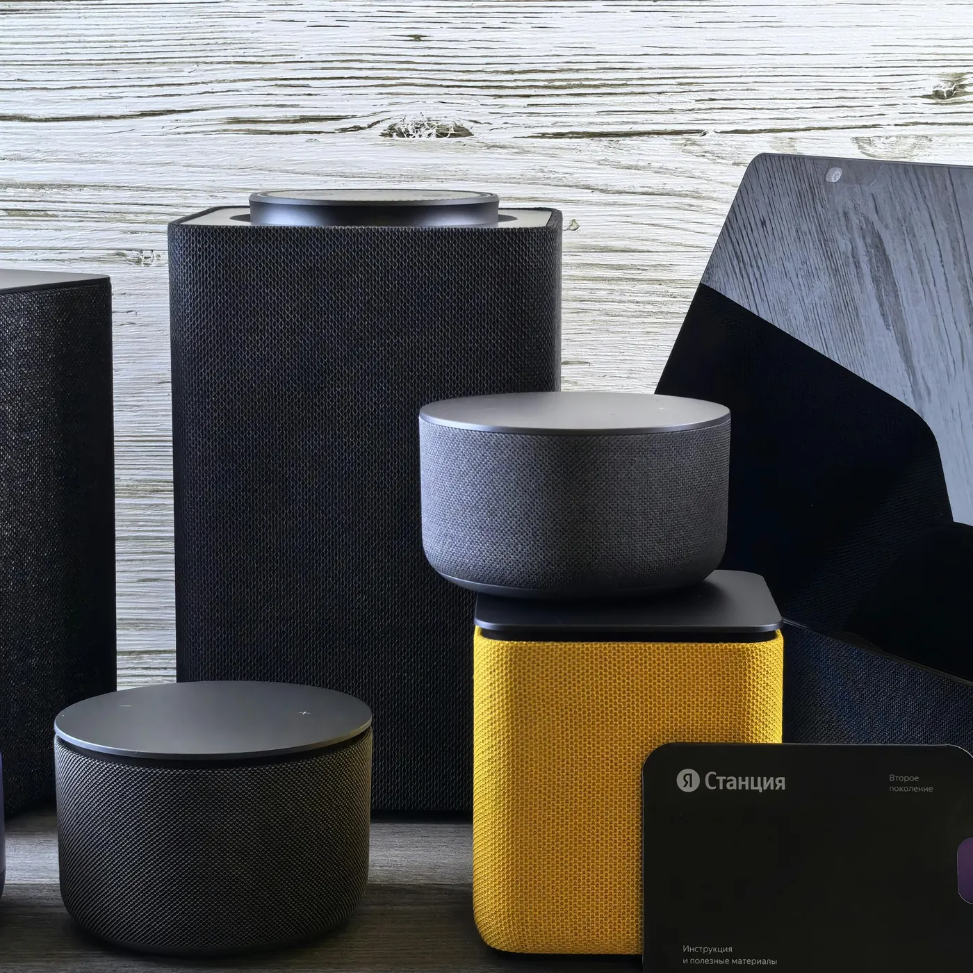 Conjunto de dispositivos de hogar inteligente sobre una superficie de madera, con altavoz, cámara y otros accesorios conectados