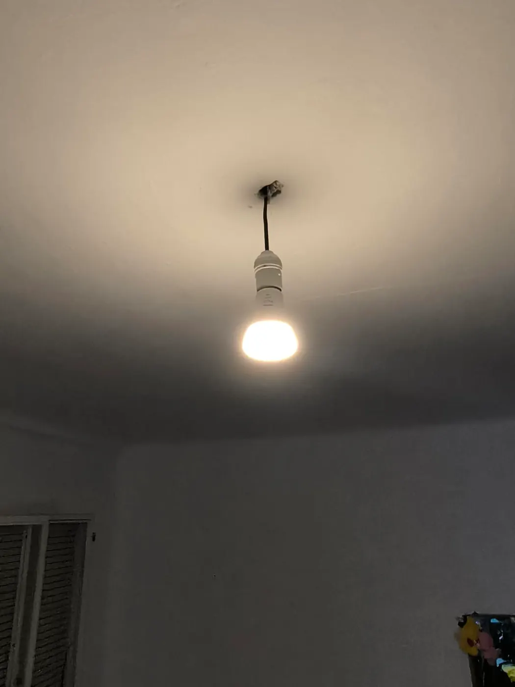 Bombilla inteligente encendida en el techo durante una nueva configuración
