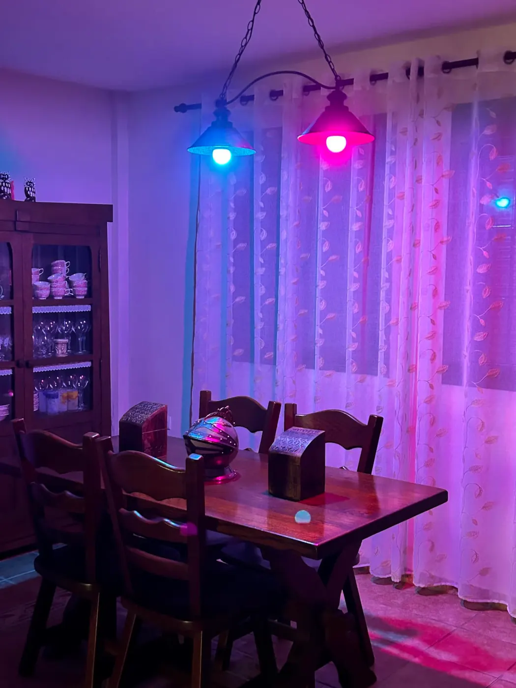 Comedor con dos bombillas inteligentes creando un ambiente de luz de color en casa