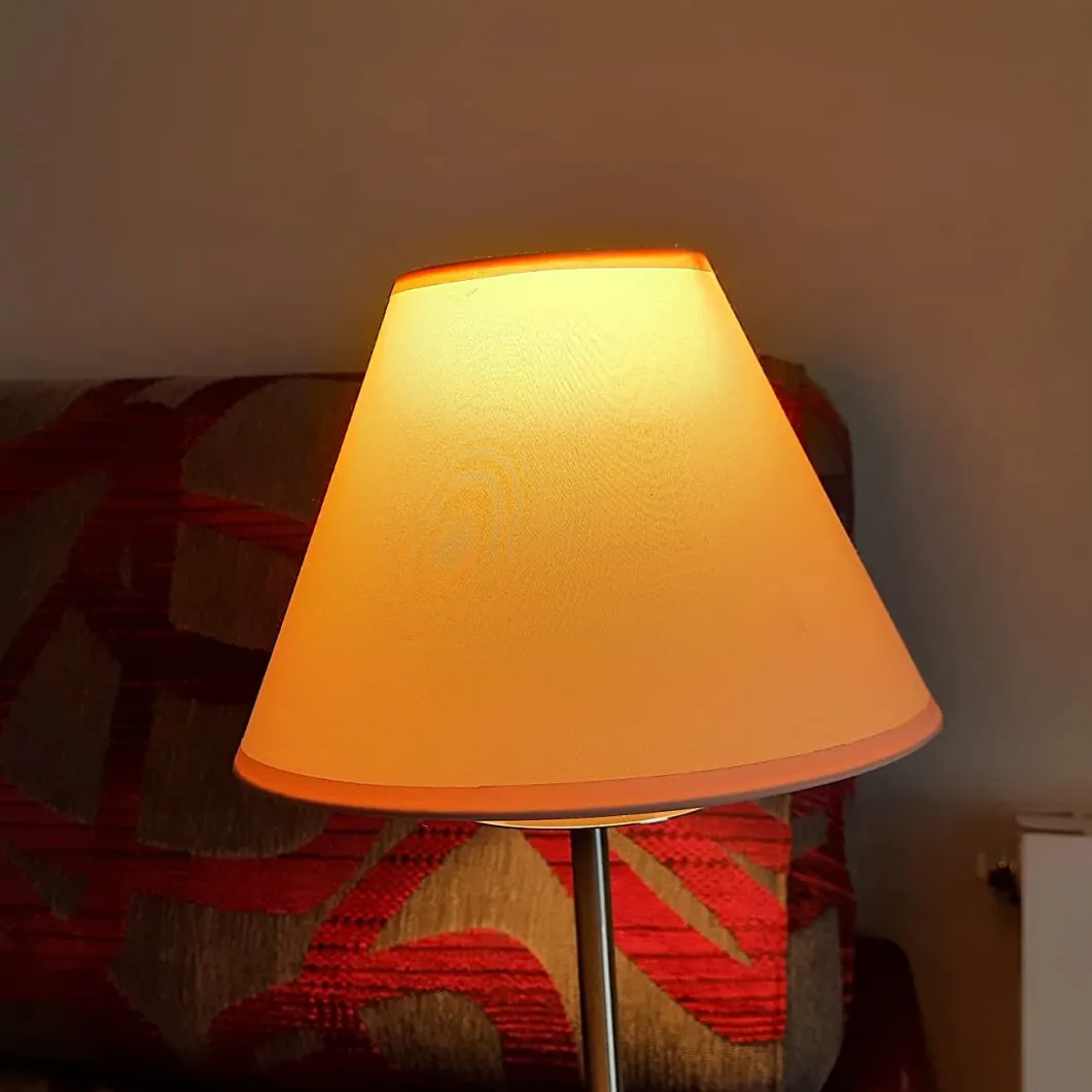 Lámpara de mesa con bombilla inteligente lista para configurarse con Alexa