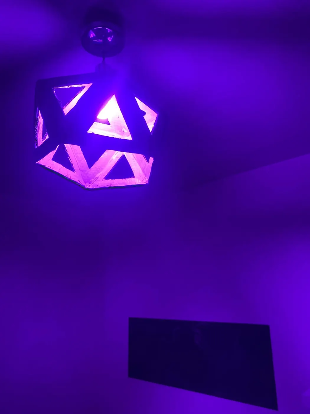 Lámpara de techo con bombilla inteligente de color creando ambiente violeta compatible con Alexa