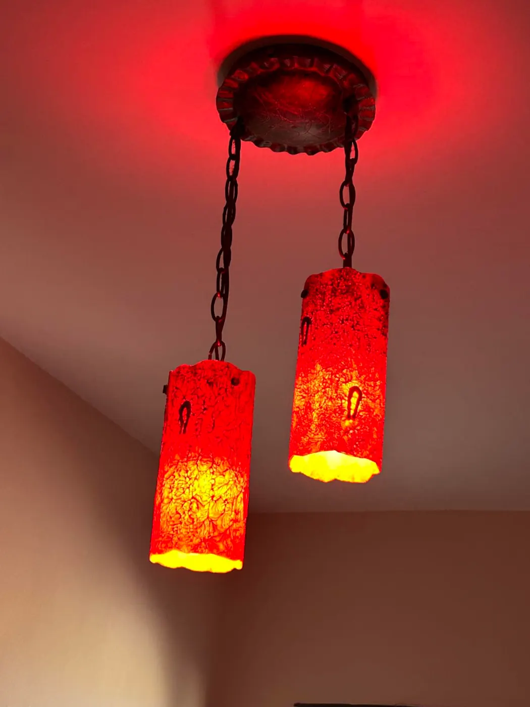 Lamparas colgantes con bombillas inteligentes en una zona de casa donde la iluminacion se usa a menudo