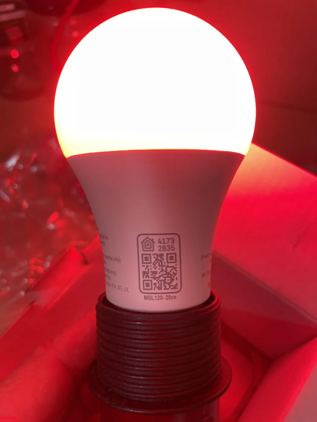 Una sola bombilla inteligente encendida como ejemplo de prueba sencilla antes de cambiar toda la casa