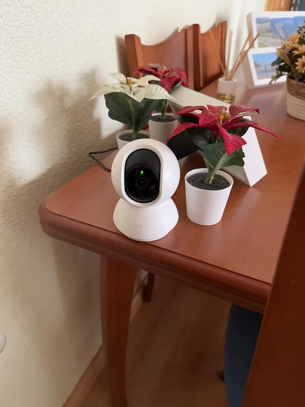 Cámara interior Tapo C200 colocada sobre una mesa auxiliar de casa