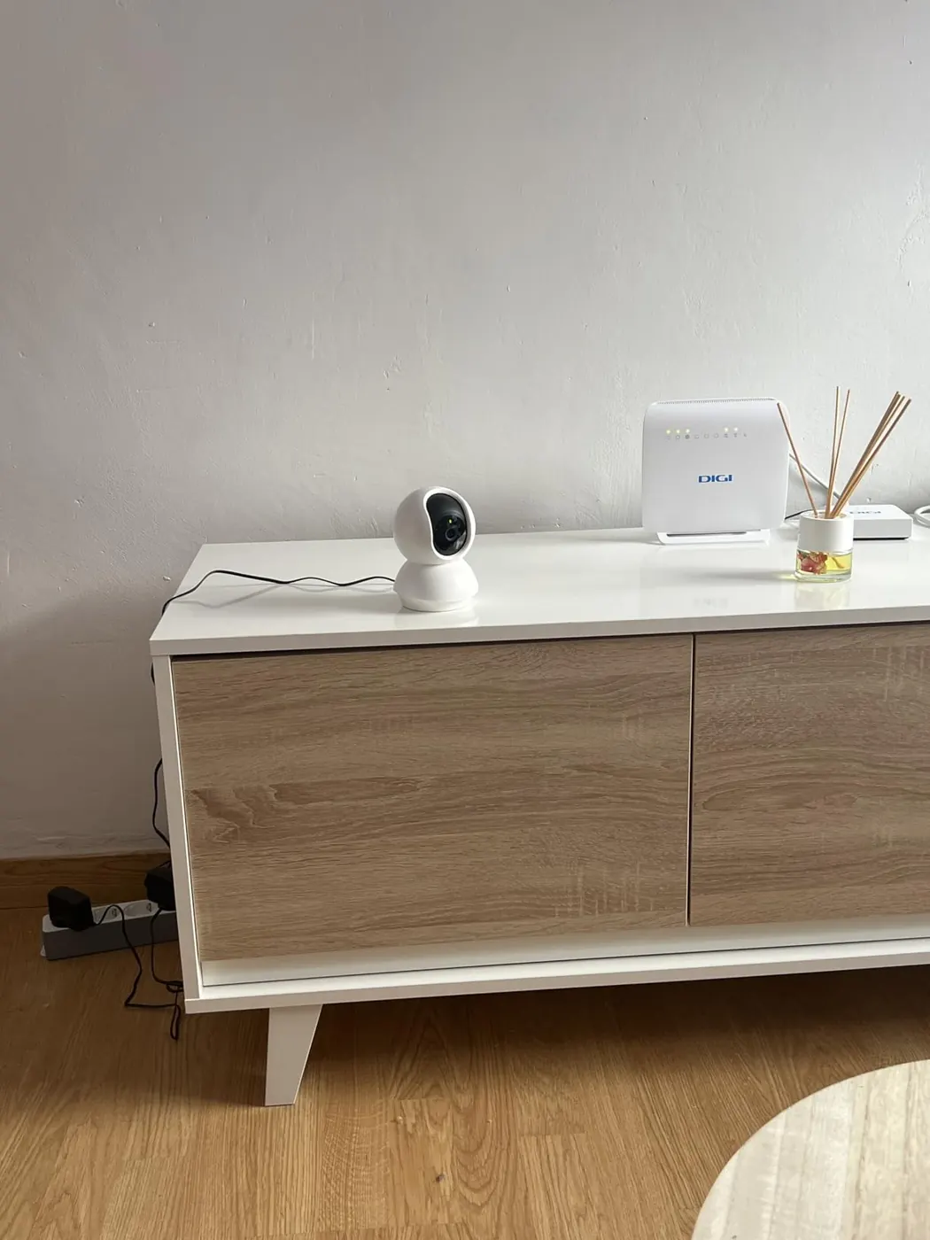 Cámara interior Tapo C200 colocada sobre un mueble en un entorno doméstico