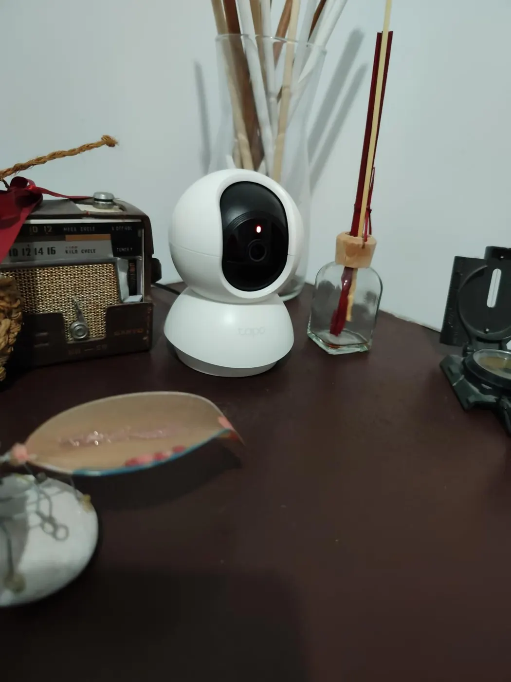Cámara interior Tapo colocada sobre un mueble en un entorno doméstico