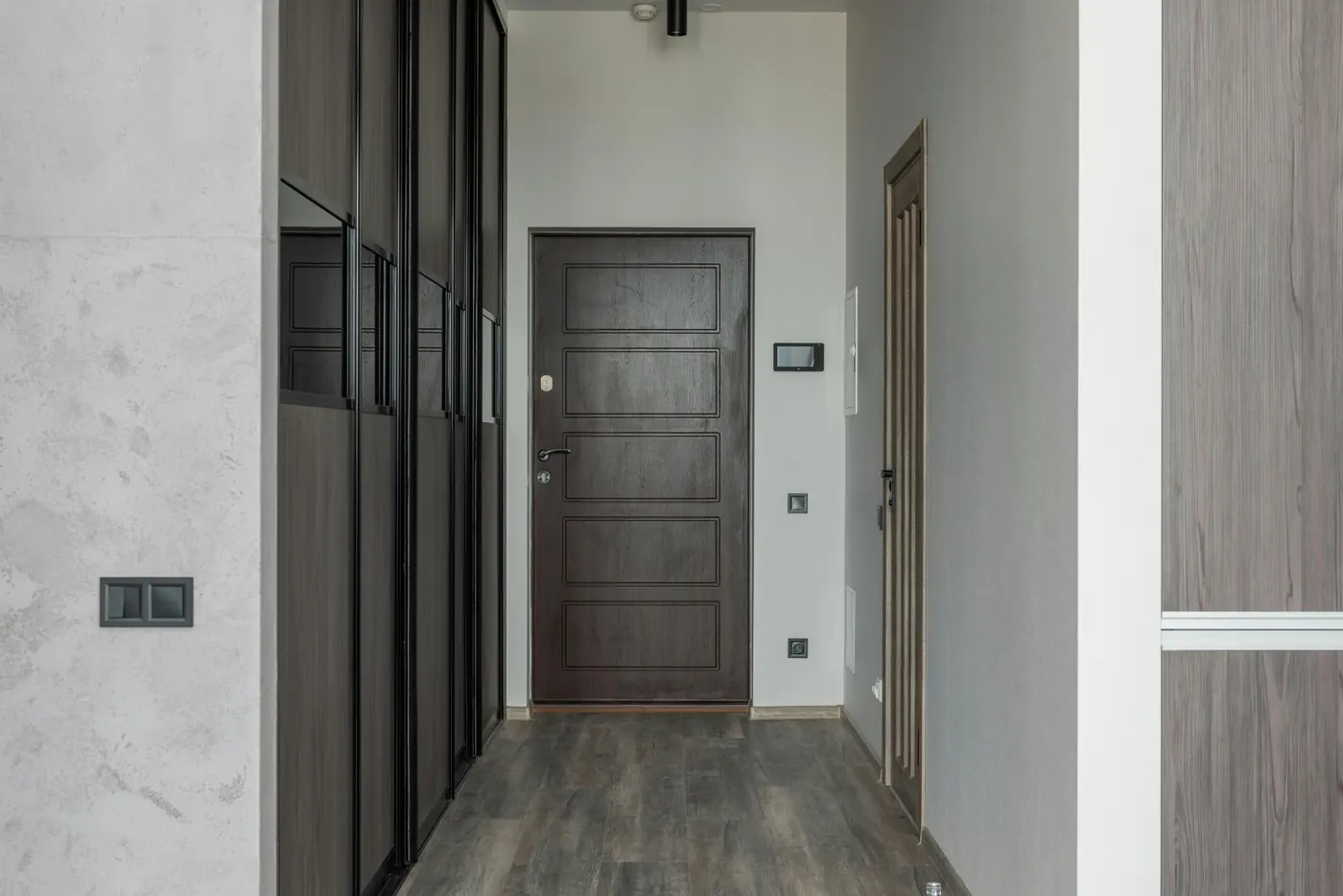 Entrada y pasillo de una vivienda como ejemplo de zona típica para colocar una cámara compatible con Alexa