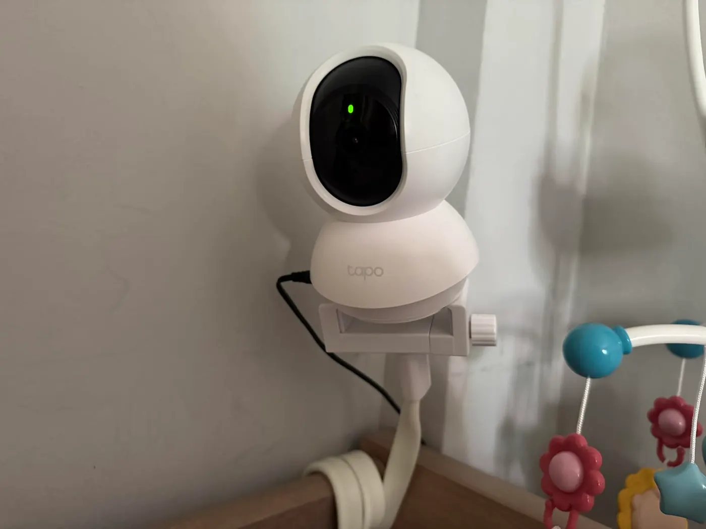 Tapo C210 colocada junto a una cuna como ejemplo de consulta frecuente en Echo Show