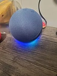 Echo Dot en color antracita como ejemplo de altavoz Echo sin pantalla para uso diario