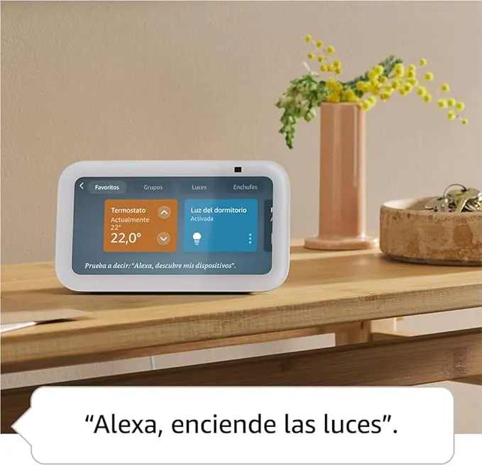 Echo Show 5 sobre una mesa como ejemplo de pantalla compacta para dormitorio