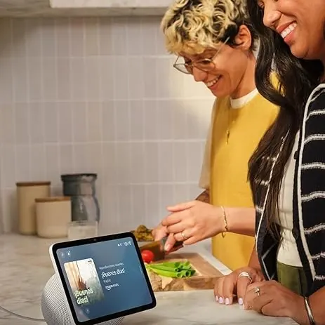 Echo Show 8 colocado en una cocina como pantalla de apoyo sobre la encimera