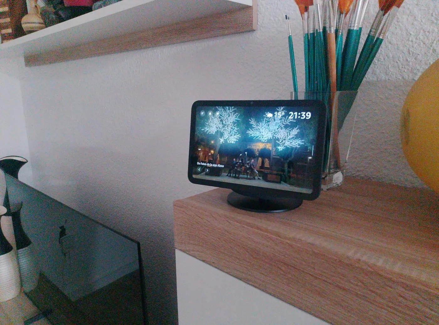 Echo Show 8 en un contexto de uso doméstico como referencia para una pantalla más versátil