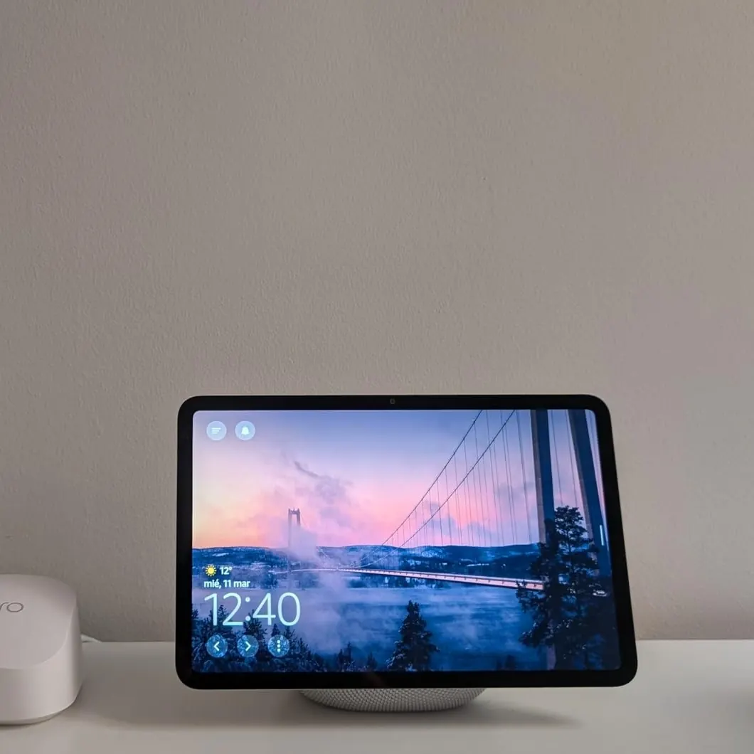 Echo Show colocado en casa como referencia para comparar una pantalla de 8 o 11 pulgadas