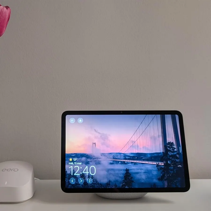 Echo Show colocado como apoyo visual discreto en un mueble o mesita de dormitorio