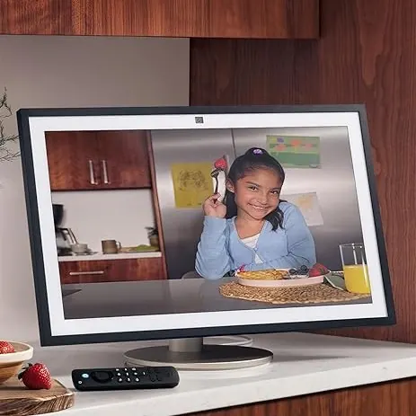 Echo Show colocado sobre una encimera como ejemplo de pantalla útil para cocina o zona común