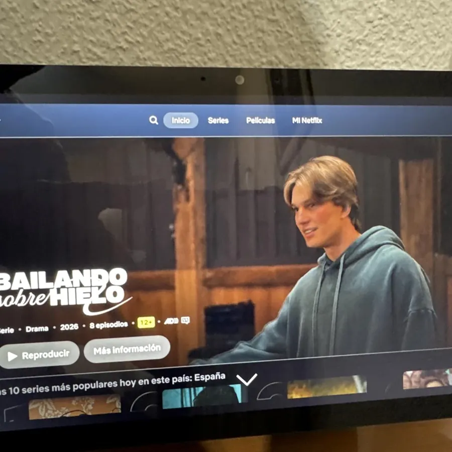 Echo Show como apoyo visual cercano en una mesita o mueble de dormitorio