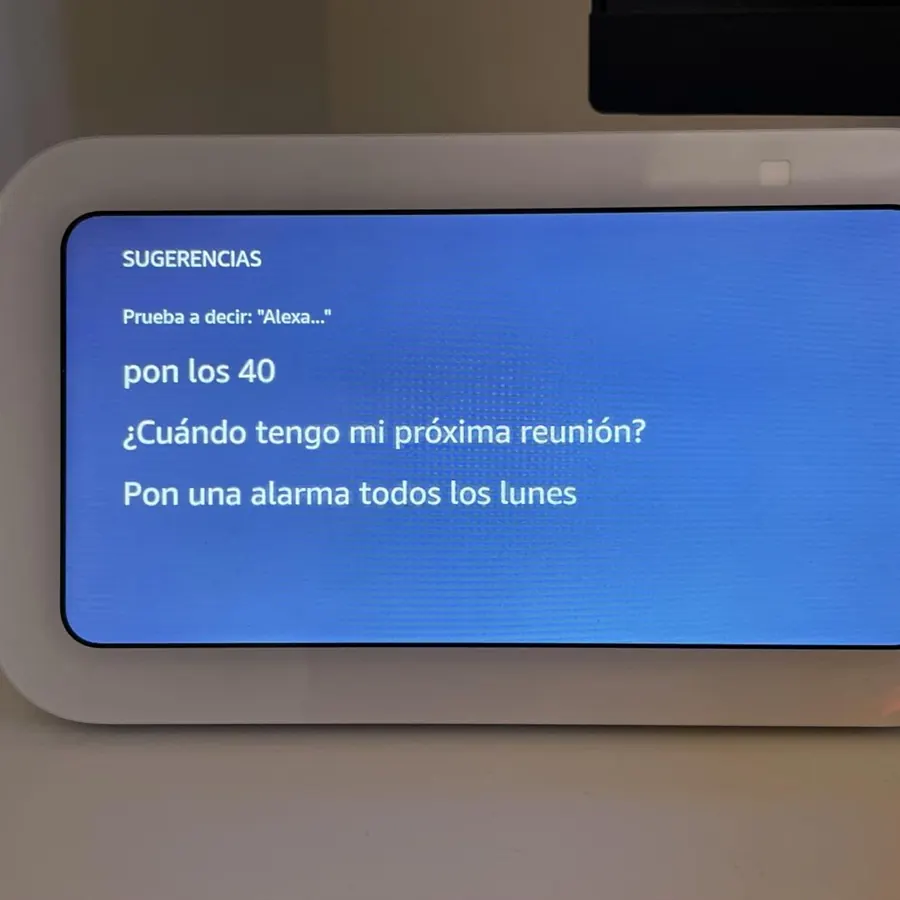 Echo Show compacto sobre una mesita como referencia para dormitorio o apoyo visual cercano