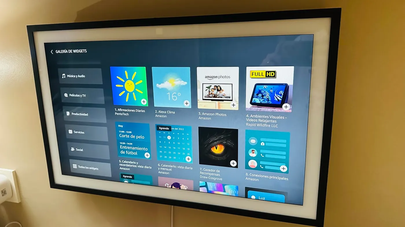 Echo Show grande montado en pared mostrando la galería de widgets