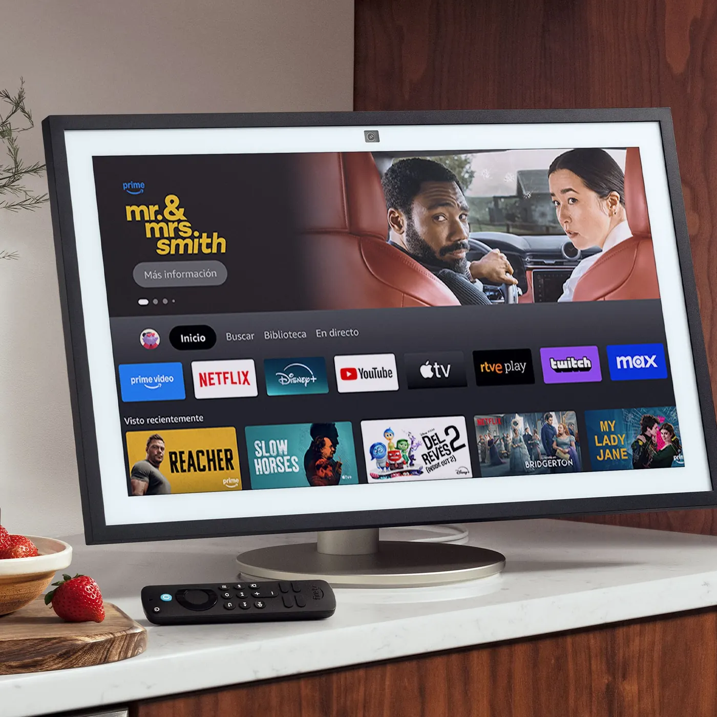 Echo Show grande pensado para pared o mueble como referencia de uso familiar con Fire TV