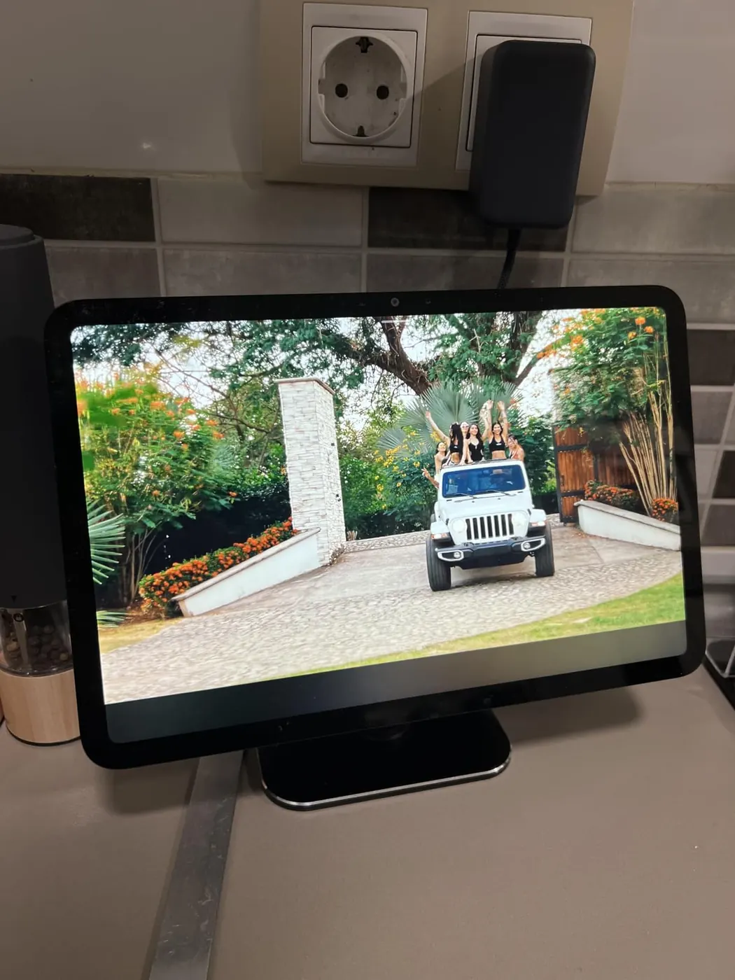 Echo Show con pantalla amplia como ejemplo de dispositivo Alexa pensado para recetas, cámaras y apoyo visual