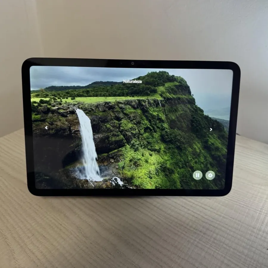 Echo Show sobre una mesa clara con una cascada en pantalla