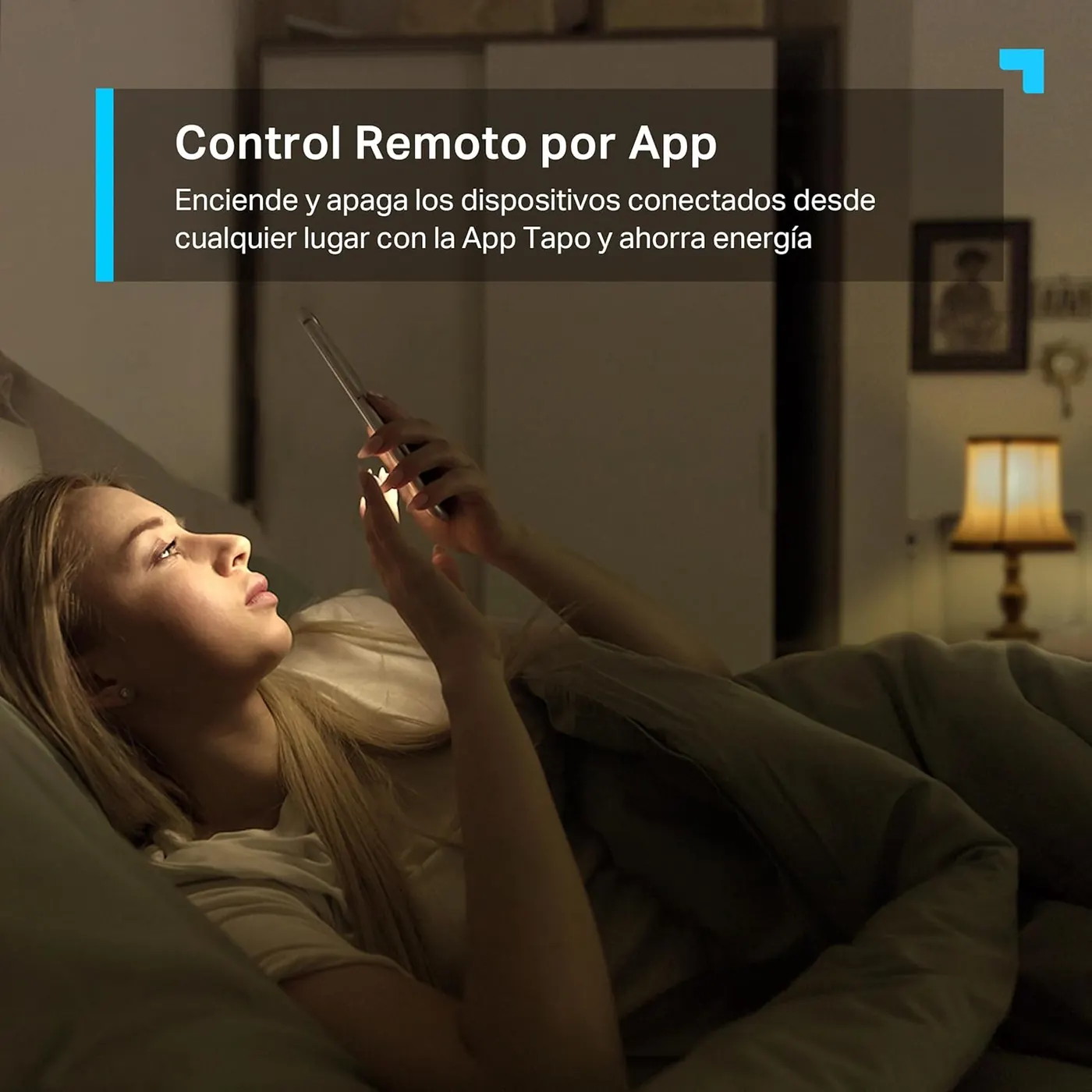 Enchufe inteligente conectado en una toma doméstica para ordenar mejor horarios y consumo