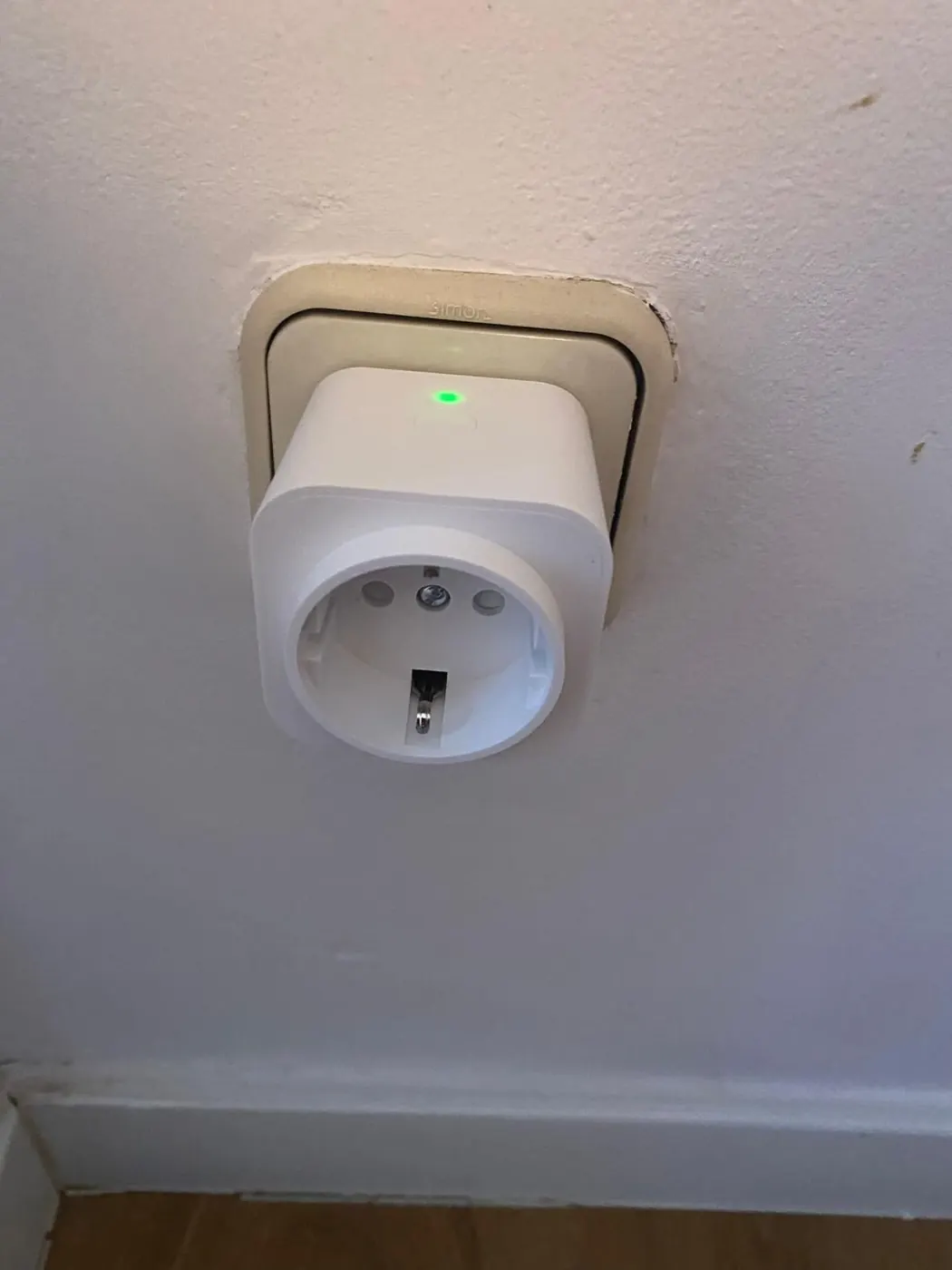 Enchufe inteligente Smart Plug conectado en una toma doméstica listo para configurarse con Alexa