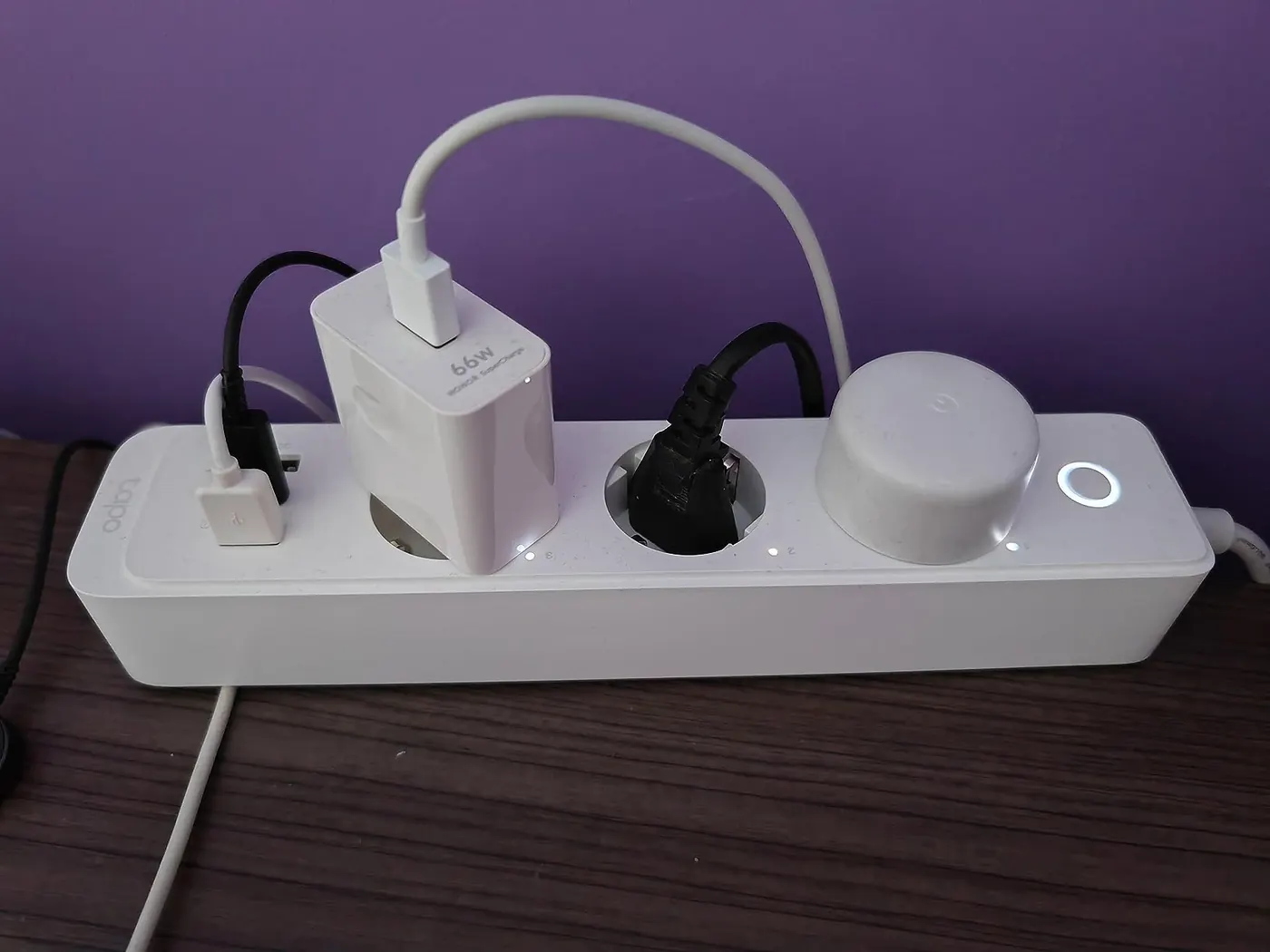 Zona de escritorio o televisión organizada con una regleta inteligente compatible con Alexa